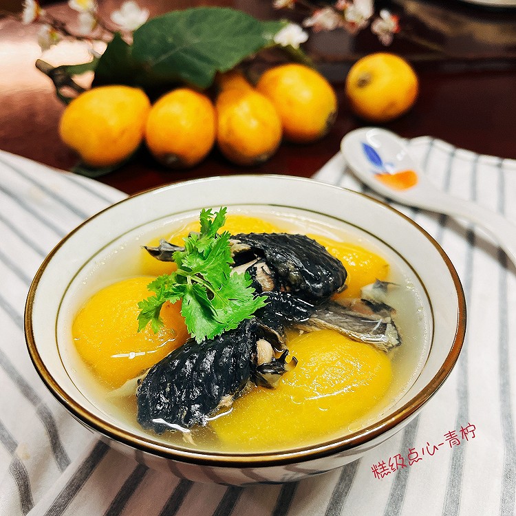 滋补的枇杷乌鸡汤的做法