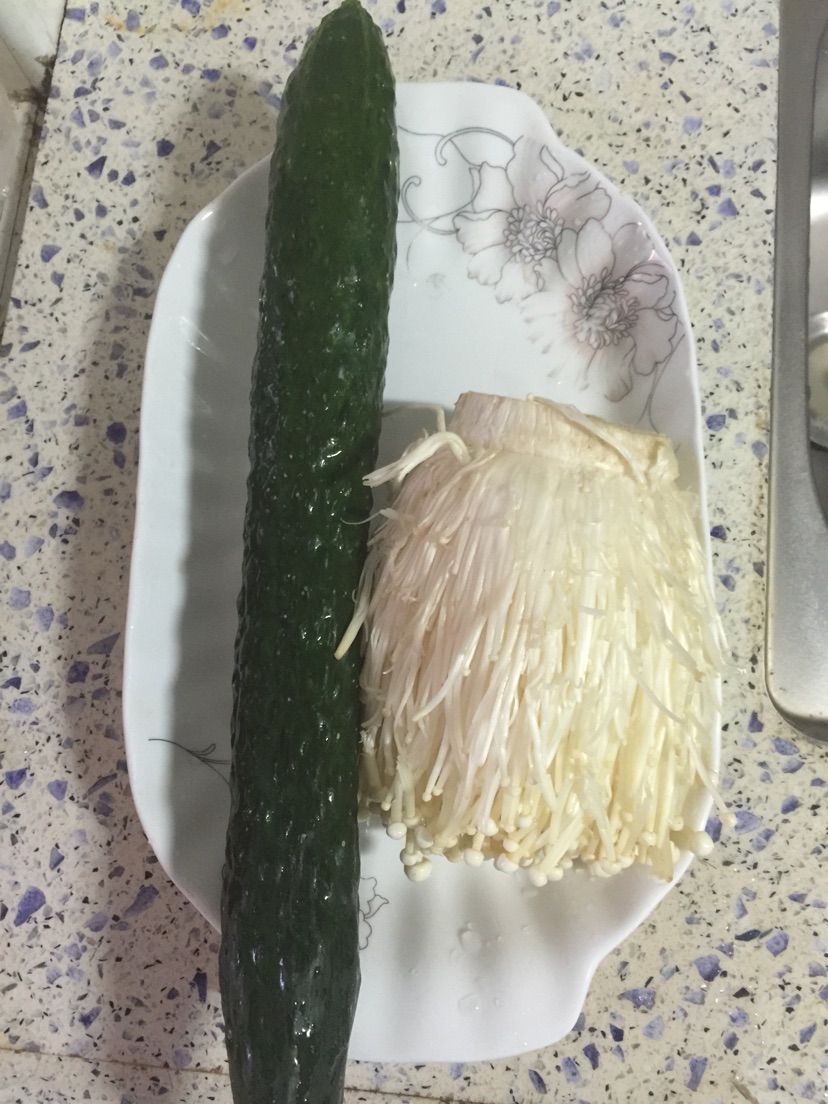 青瓜包金针菇的做法图解1