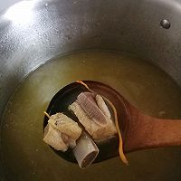 爱在一日三餐里：虫草枸杞排骨汤的做法图解6
