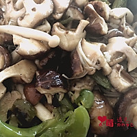 辣椒炒杂菇的做法图解3