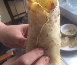摊鸡蛋卷饼的做法
