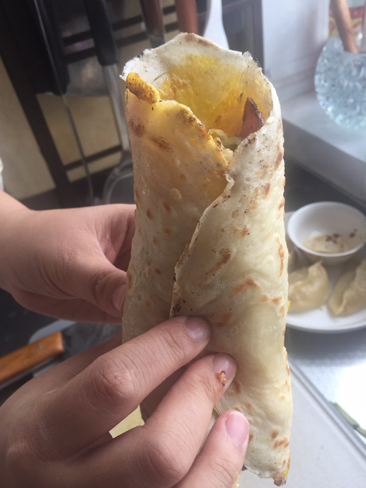 摊鸡蛋卷饼的做法