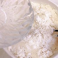 自制焦酥里嫩的葱油饼的做法图解1