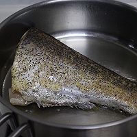 红烧鱼段，教你煎鱼不粘锅的做法图解5