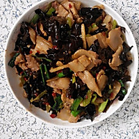 五花肉炒黑木耳的做法图解1