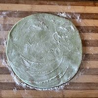 菠菜汁手擀面的做法图解6