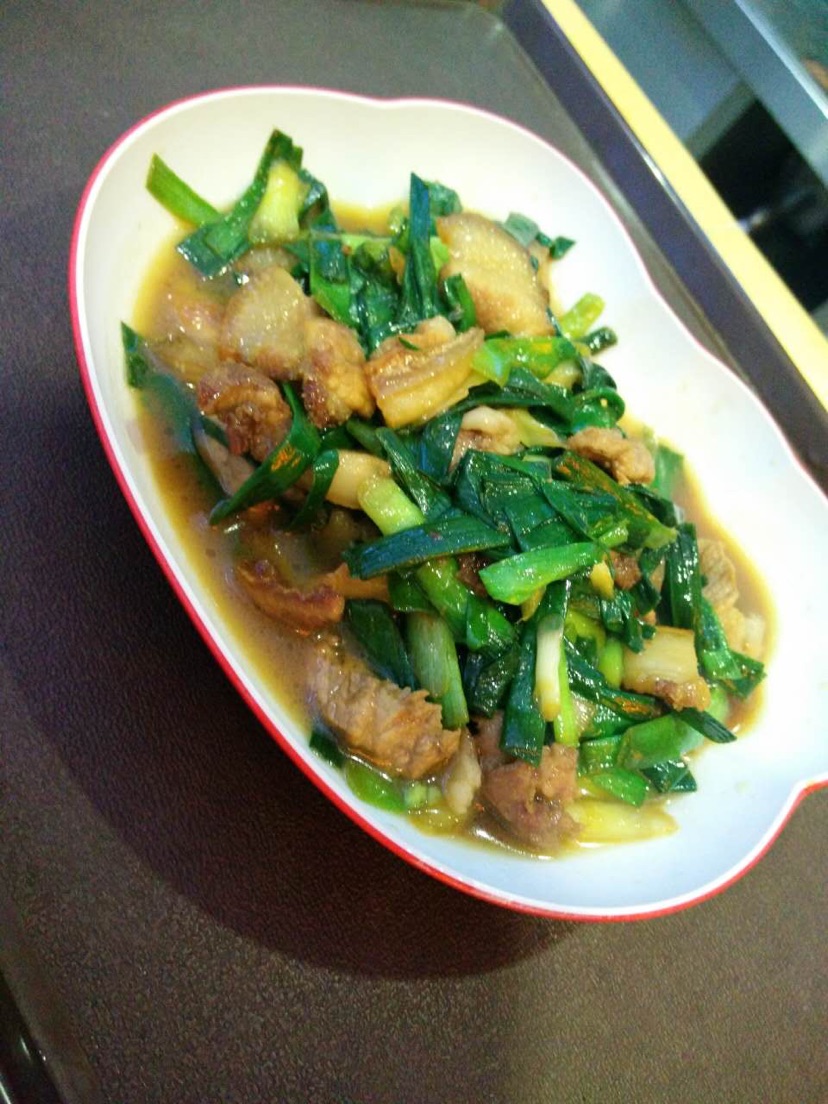 大蒜炒五花肉的做法图解1