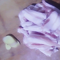 猪肉酸菜炖粉条的做法图解1