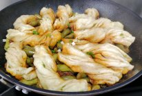 土豆排骨豆角焖卷子的做法