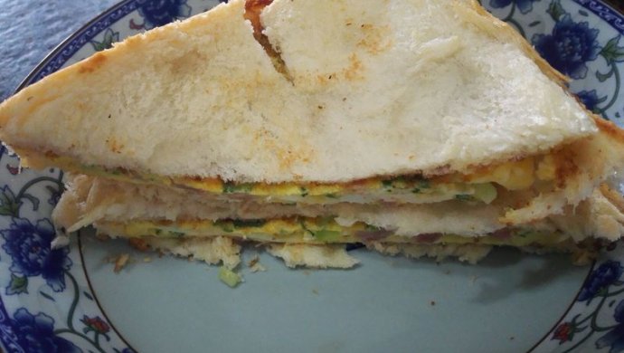 宝宝早餐食谱：改良版三明治，图片不太美