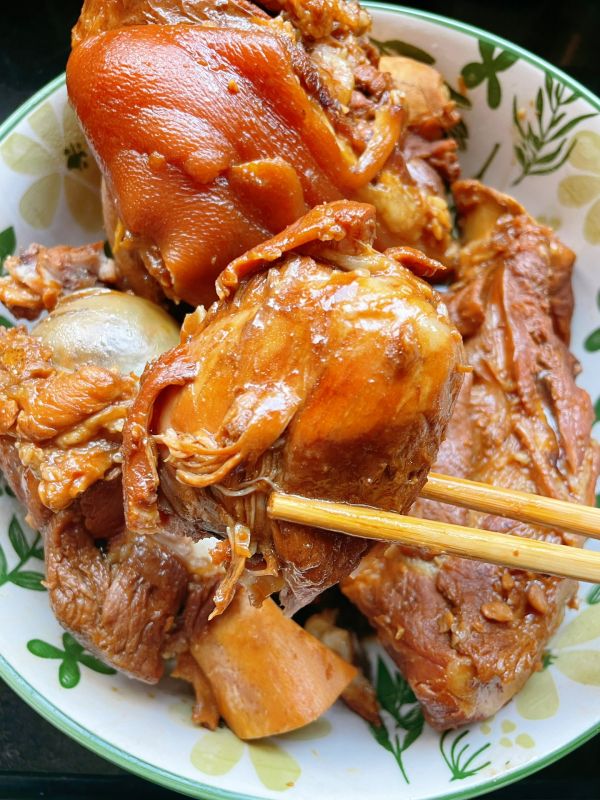 猪肘猪棒骨一锅炖，香！