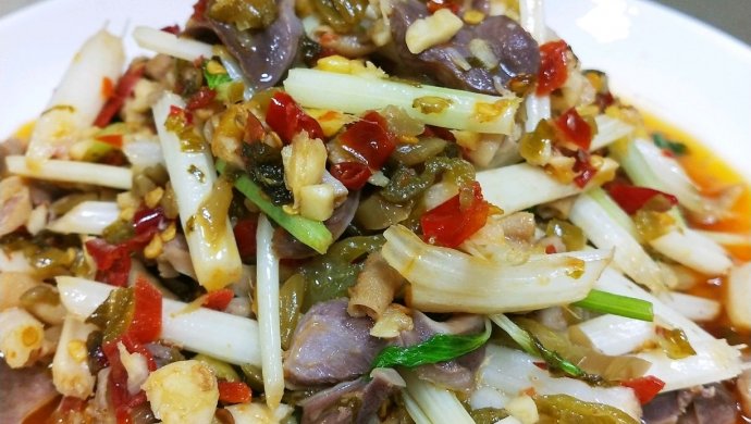 酸菜加泡椒，爽口下饭的酸辣鸡杂