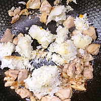 #享“瘦”人生 热辣滚烫#罗勒风味鸡腿丁炒饭的做法图解9