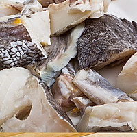 姜葱砂锅焖鱼头的做法图解2