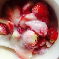 草莓酸奶～5分钟制作消脂小食的做法图解3