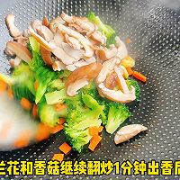 #感恩节烹饪挑战赛# 西兰花炒香菇的做法图解4