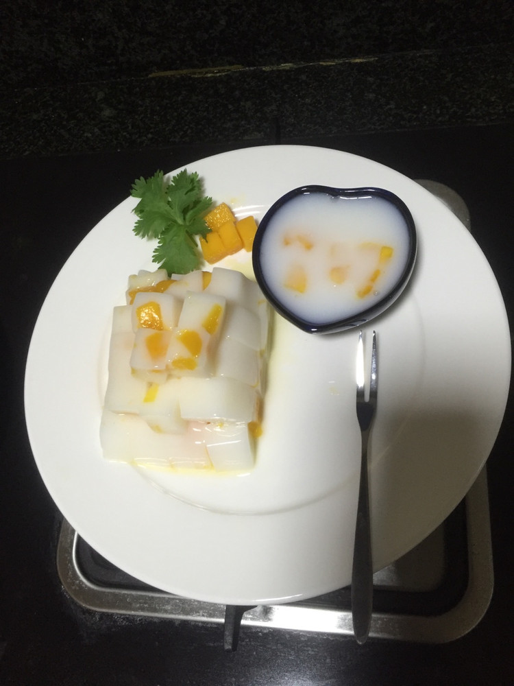 芒果牛奶甜点，夏季冰凉首选的做法