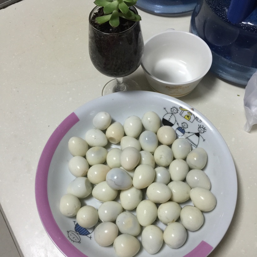 虎皮鹌鹑蛋的做法图解1