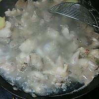 板栗薏米煲鸡汤的做法图解2