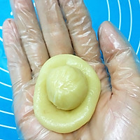 豆沙蛋黄酥的做法图解3