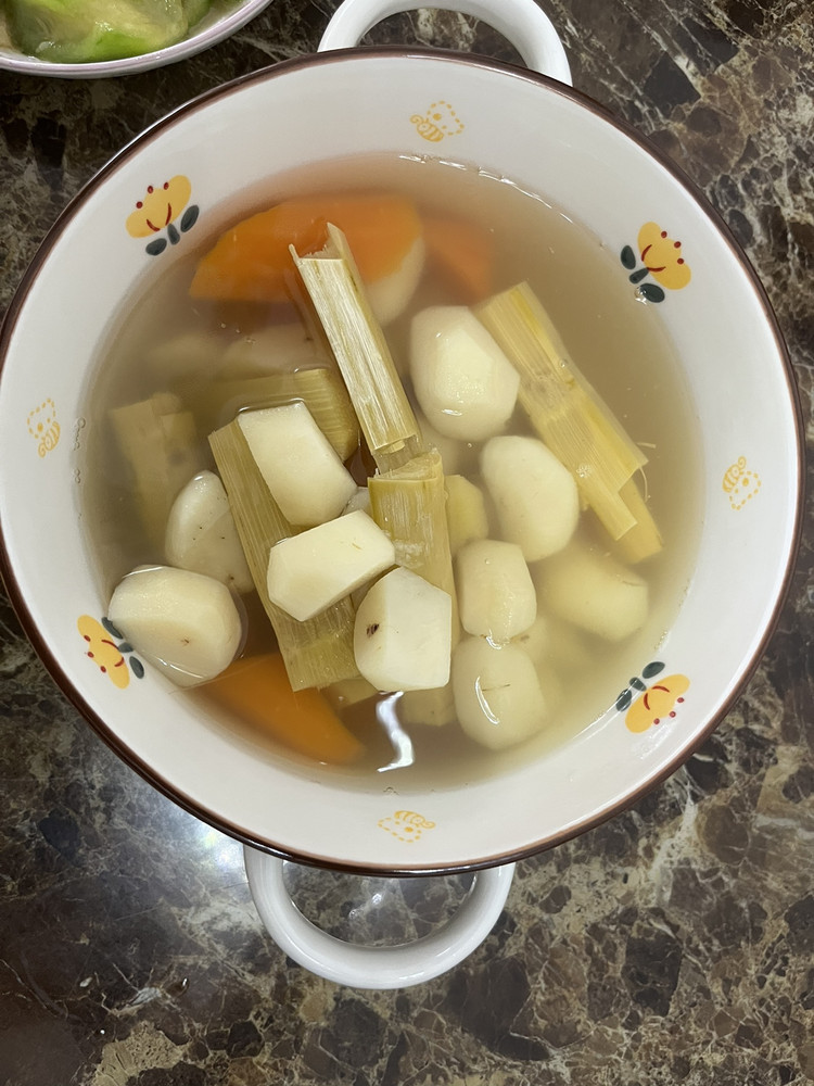 红萝卜竹蔗马蹄水的做法