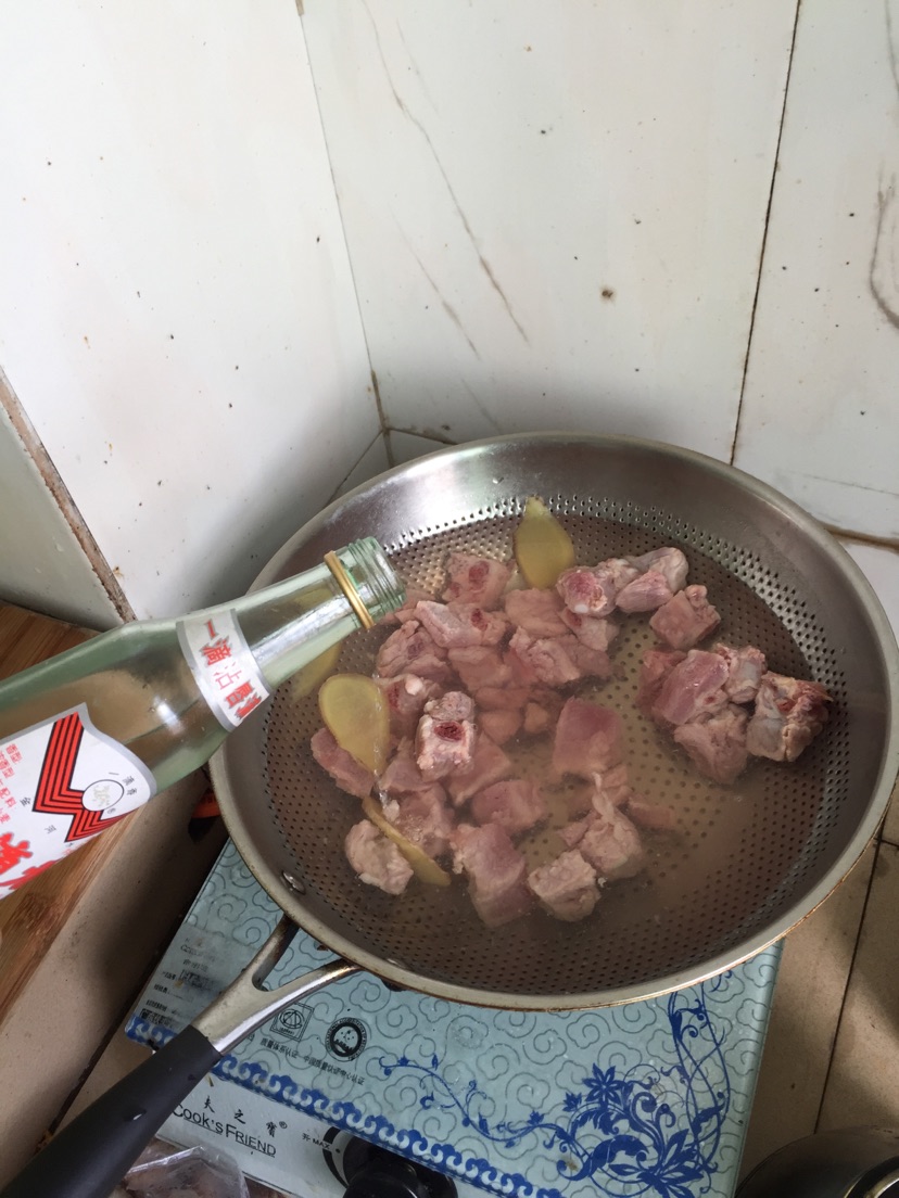 板栗排骨煲的做法图解3