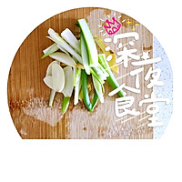 香菇炖鸡翅根土豆的做法图解1