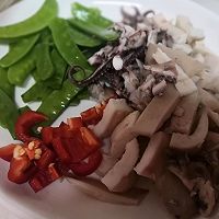 荷兰豆炒鱿鱼的做法图解1