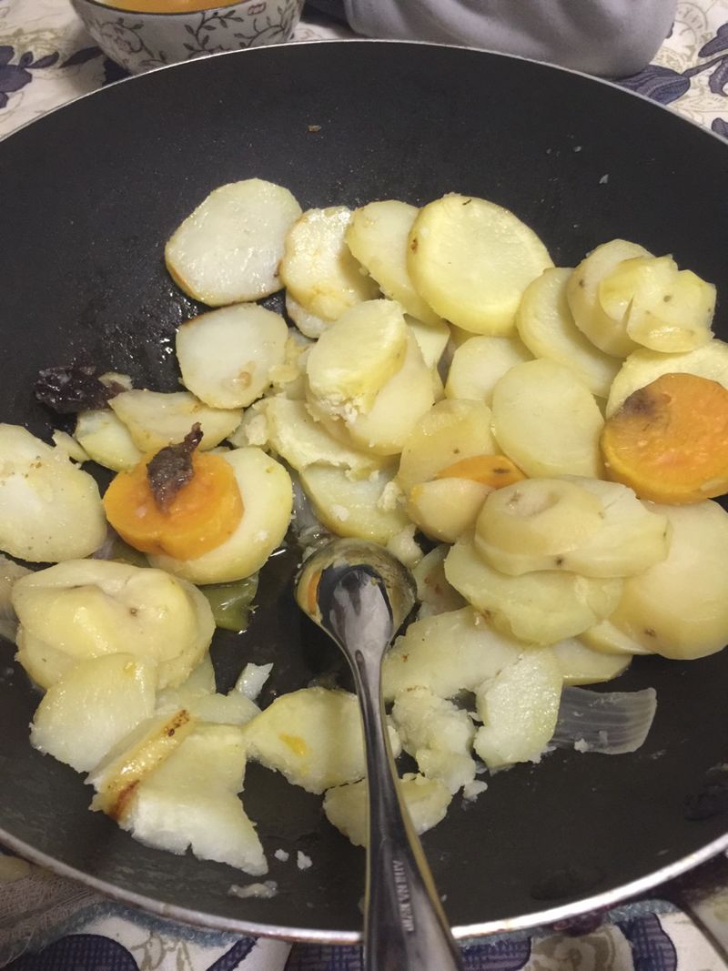 哈萨克美食—牛肉闷土豆