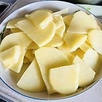 黄蘑土豆片的做法图解2