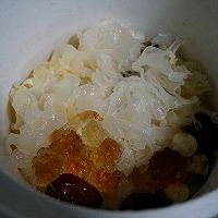 银耳莲子红枣皂角桃胶羹的做法图解6