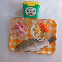 酱焖鲫鱼的做法图解1