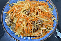 胡萝卜土豆丝炒瘦肉的做法