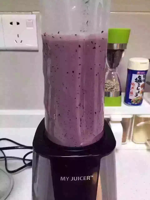 牛油果蓝莓奶昔的做法图解4