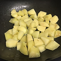 咖喱肉圆焖土豆的做法图解2