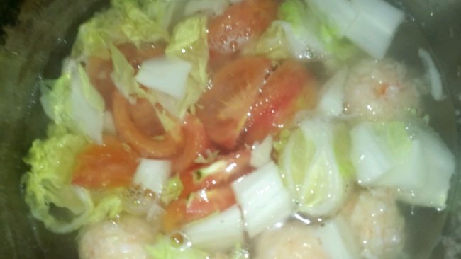 宝宝山药虾圆白菜番茄汤的做法