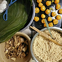 秘制：蛋黄肉粽的做法图解2