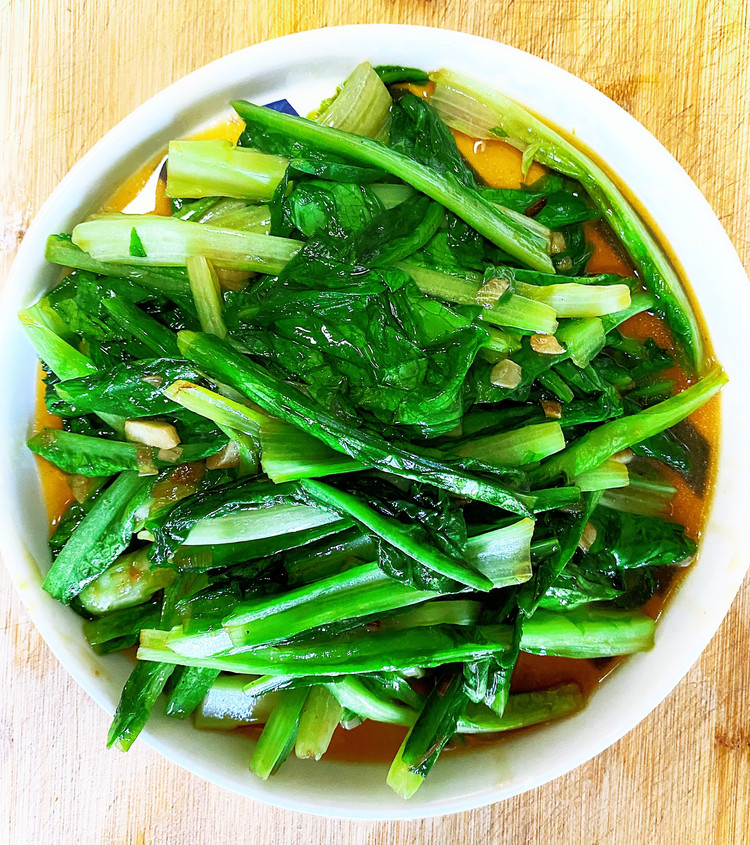 爆炒蒜末油麦菜-很好吃的绿色菜的做法