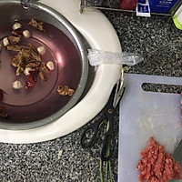 红菇瘦肉汤的做法图解1