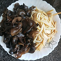 针菜木耳鸡肉煲的做法图解1