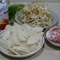 泡菜肉末炒年糕的做法图解1