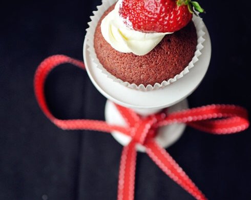 红丝绒奶油草莓杯子蛋糕
