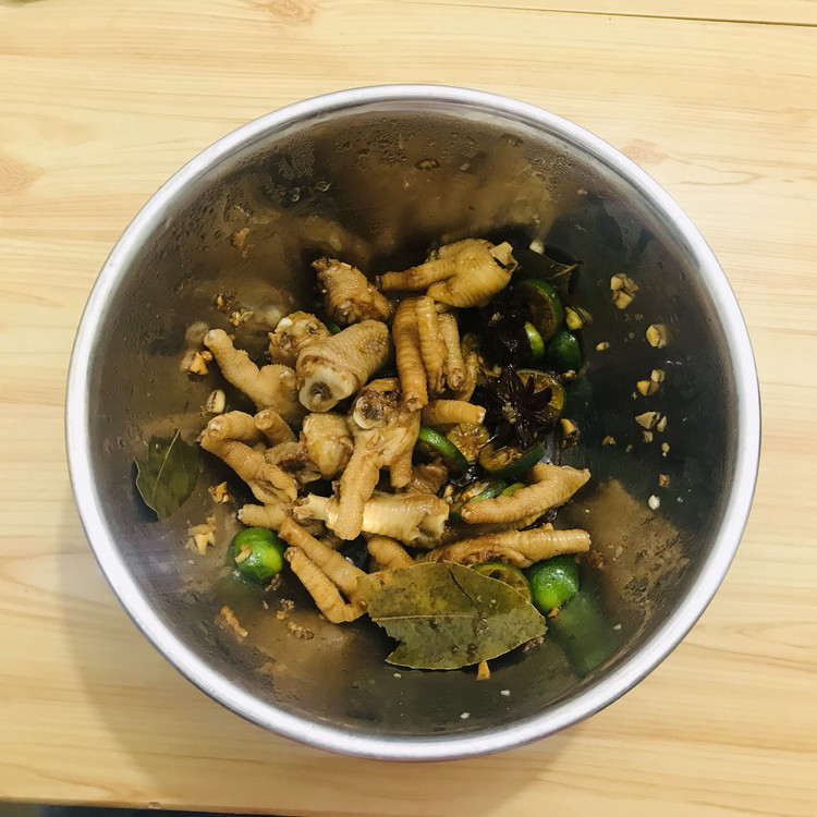 夏日柠檬冰镇卤鸡爪的做法
