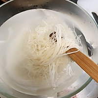 越南鸡蛋虾仁炒米粉、炒粉的做法图解3