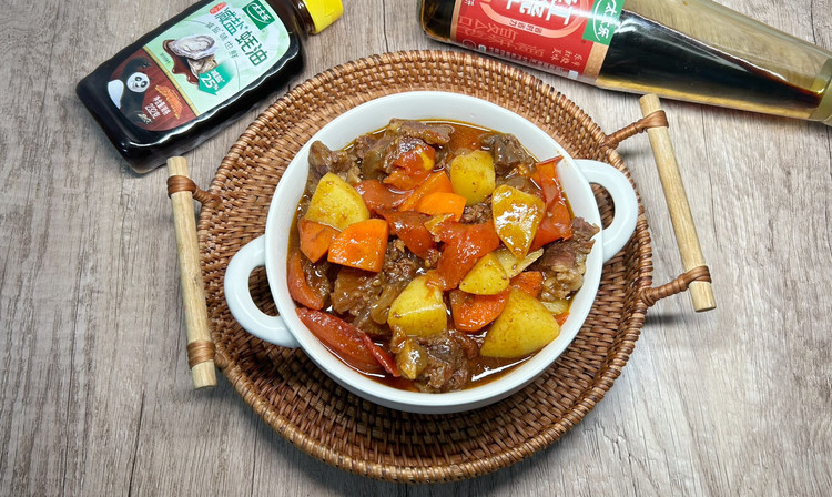 家常美味下饭菜：番茄土豆焖牛腩，软烂多汁的做法