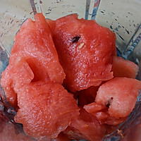清凉解暑的西瓜汁#单挑夏天#的做法图解1