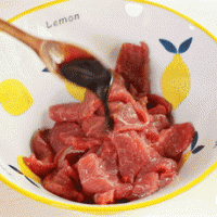 口蘑西葫芦炒牛肉【宝宝辅食】的做法图解2