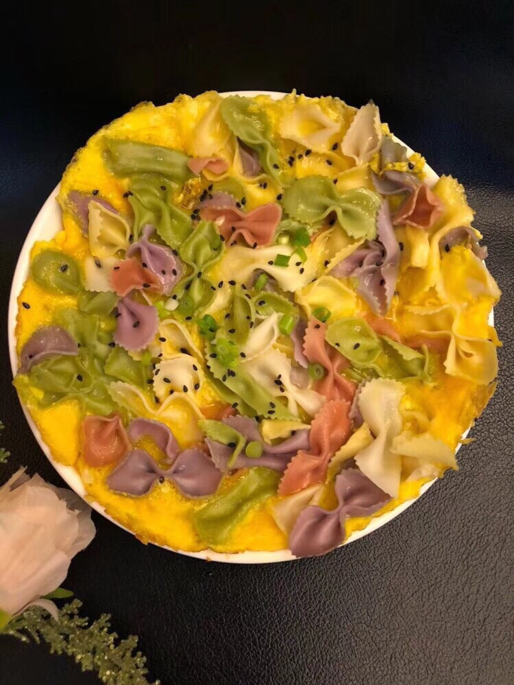 快手宝宝早餐：蛋抱蝴蝶面的做法