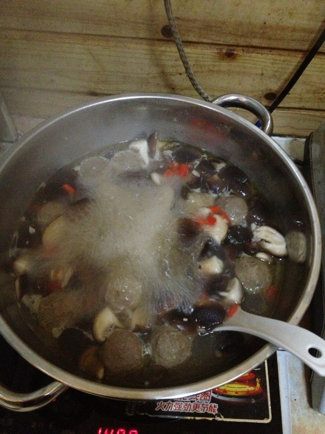 酸辣香菇牛丸粉丝汤的做法