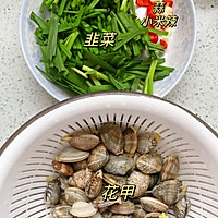 #为爱下厨 七夕橄浪漫#韭菜炒花甲，懒人做法5分钟搞定！的做法图解2